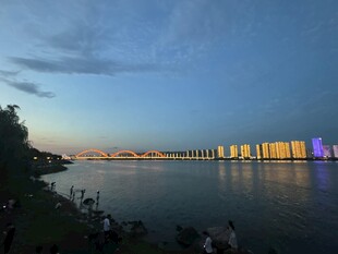 湖畔城市黄昏美景