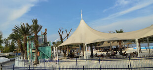 海滨休闲遮阳篷下的场景