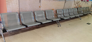 等候区的一排空座椅