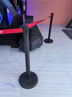 黑色隔离栏杆与红隔离带