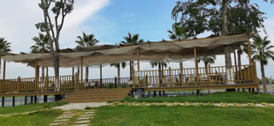 湖畔木质长廊观景亭