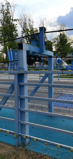 蓝色机械设备围栏场景