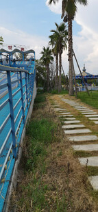 户外蓝色围栏旁的石板小路