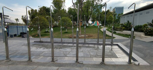 户外道路旁的金属围栏