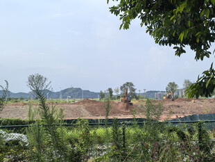 乡村施工场地旁边的田野风光景色