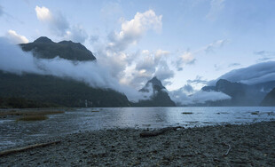 山间湖畔云雾缭绕美景