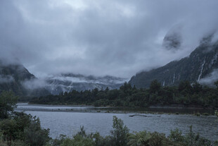 云雾缭绕的山水景致