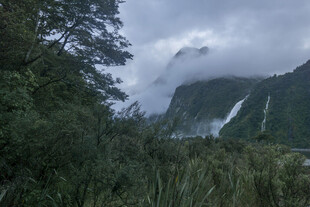 云雾缭绕中的壮美瀑布景观
