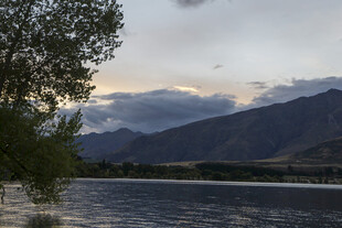 湖畔青山绿树的黄昏美景