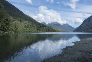 宁静湖畔的青山蓝天美景