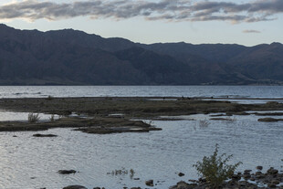 宁静湖畔的山水风光