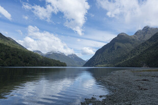 宁静山水间的澄澈湖泊