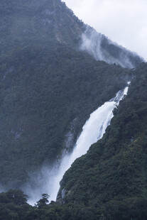 山间壮丽瀑布景观