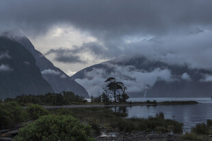 云雾缭绕的山水自然景观