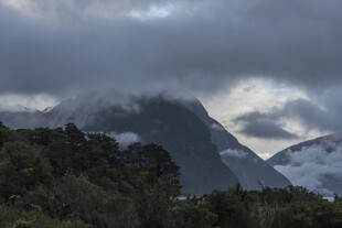 云雾缭绕中的山峦美景