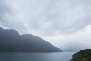 云雾缭绕的山水景致