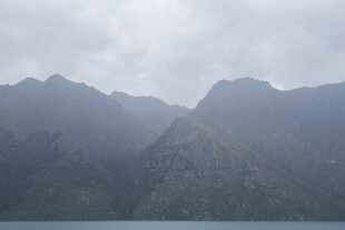 云雾缭绕的壮美山峦景色