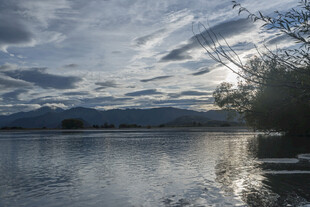 湖畔云景 静谧自然风光