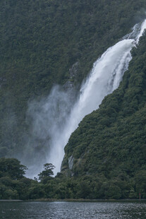 壮观瀑布下的山水景致