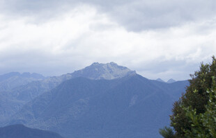山峦云海间的自然景致