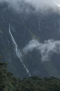 山间云雾缭绕的壮丽瀑布