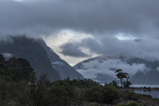 云雾缭绕的壮丽山峦景色