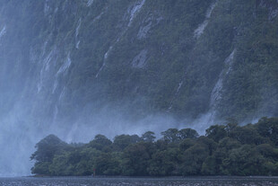 雨中壮丽的山水景观