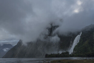 云雾缭绕的壮美瀑布景观