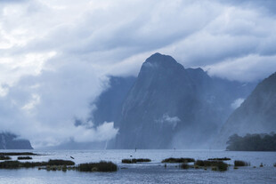 云雾缭绕的山水美景