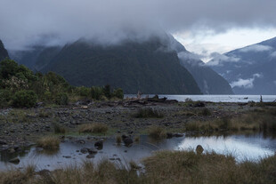 云雾缭绕的山间湖泊美景