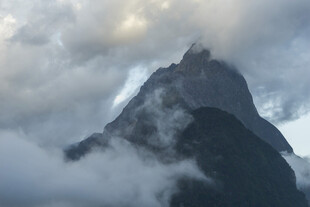 云雾缭绕中的巍峨山峰