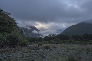 云雾缭绕的山间河谷景色