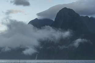云雾缭绕的壮美山峦