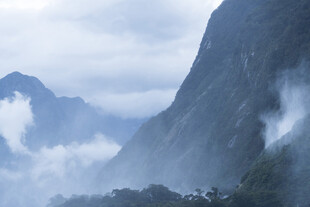云雾缭绕的壮丽山峦