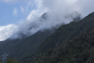 云雾缭绕的青山美景