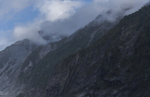 云雾缭绕的巍峨山脉