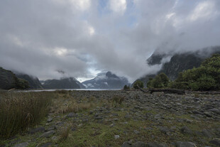 山间云雾缭绕的壮美景色