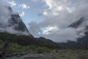 云雾缭绕的山间美景
