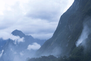 云雾缭绕的壮美山峦