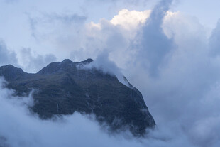 云雾缭绕的巍峨山峰