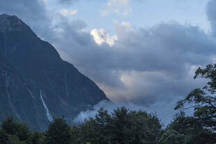 山间云雾缭绕的壮丽景色