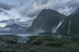 壮丽山水间的瀑布美景