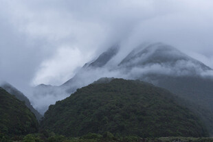 云雾缭绕的山峦美景
