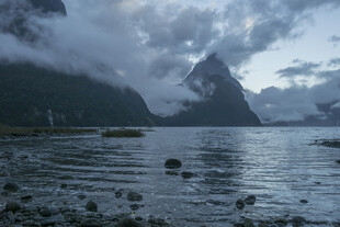 壮丽山水间的静谧湖泊