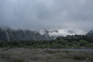 云雾缭绕的山间景致