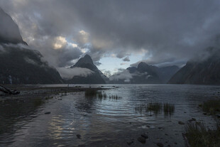 云雾缭绕的山水风光
