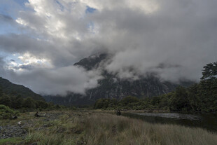 云雾缭绕的山间景色