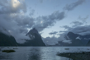 云雾缭绕的山水美景