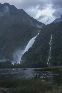 壮丽山间瀑布景观