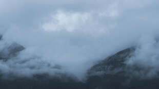 云雾缭绕的山峦美景